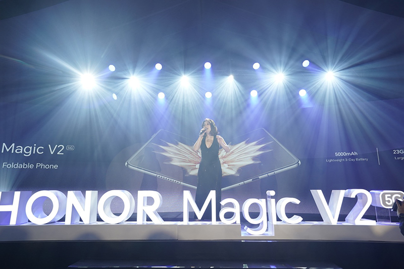 Queen of RB Kyla performed at the HONOR Magic V2 Launch