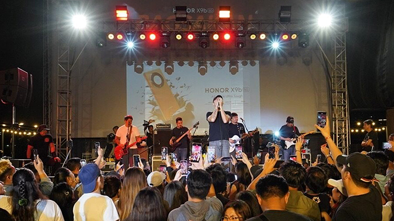 Parokya ni Edgar serenaded the crowd at the HONOR X9b 5G Bagsakan Concert