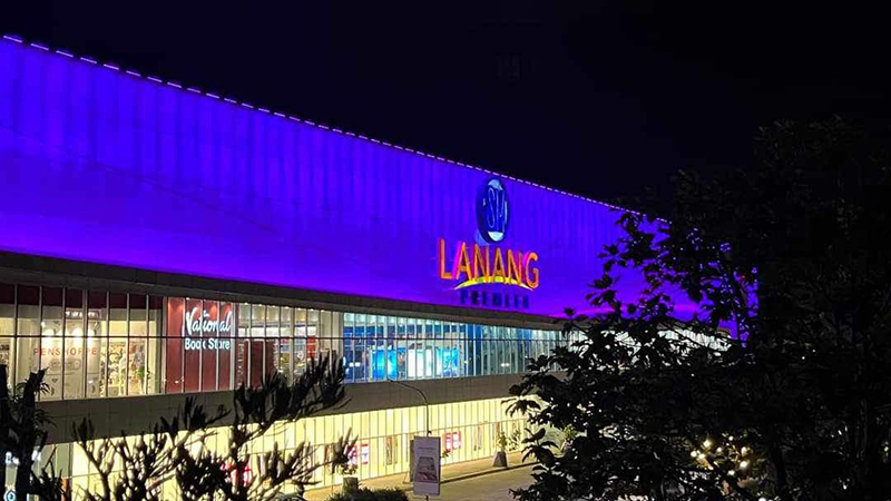 SM Lanangs mall facade lights