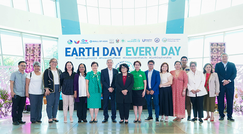 2 In the photo SM Supermalls Vice President for Corporate Compliance Liza Silerio seventh from right Department of Environment and Natural Resources DE 1
