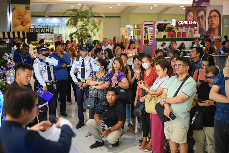 Fans flocked at the first ever experience store of HONOR in Bacolod