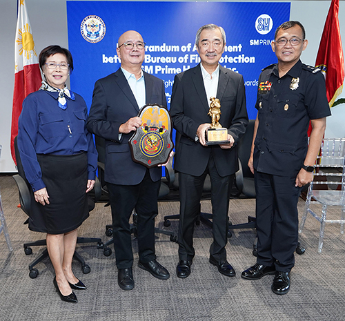 1 L R SM Supermalls Vice President for Corporate Compliance Group Liza Silerio SM Prime President Jeffrey Lim SM Prime Chairman of the Executive Committee Hans Sy and Bureau of Fire Protection Di 3