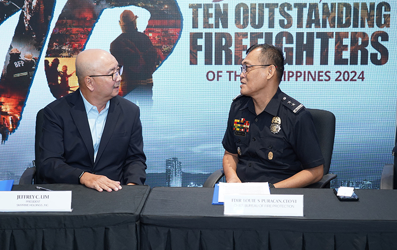 4 SM Prime President Jeffrey Lim and Bureau of Fire Protection Director Louie Puracan engage in a discussion on further enhancing fire safety measures during the Memorandum of Agreement MOA signing ce