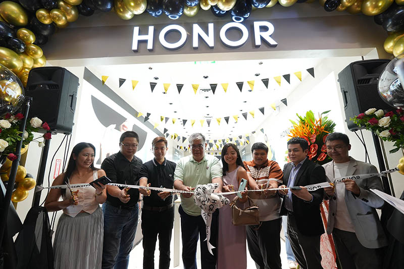 HONOR Philippines Brand Marketing Manager Joepy Libo on Retail Sales Director Tom Yuan Vice President Stephen Cheng National Sales Head Blake Garcia PR Manager Pao Oga Market Market Marketing Asso