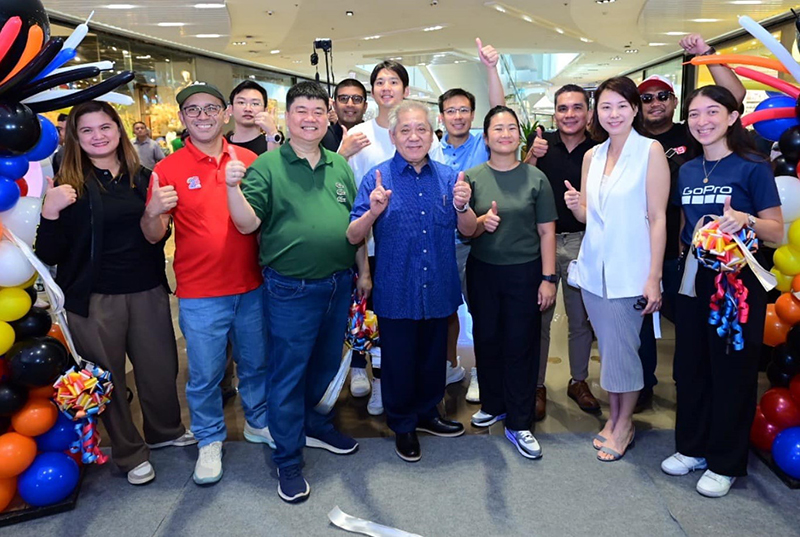 8 In the photo Book Nook founder Shereen Sy second from right together with Camerahaus CEO William Sia center and Vice President Robenson Ong Lo third f