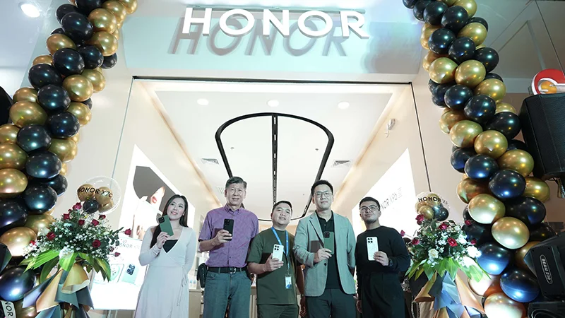 L R HONOR Philippines Brand Marketing Manager Joepy Libo on WilTelcom General Manager Hector Lau SM City Davao Asst. Mall Manager Jezer Gutierrez HONOR Philippines Country Manager Sean Yuan and P