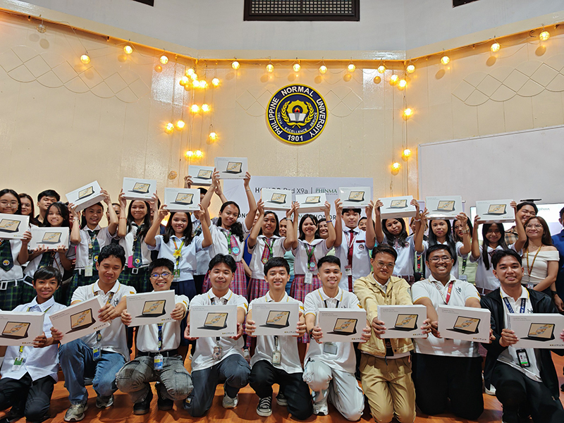 HONOR and PHINMA Foundation Empower Future Educators with Tablet Donation Students with their HONOR Pad X9a