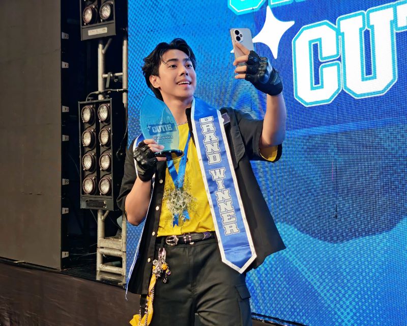 Ultimate Sparkle Campus Cutie Mad Ramos takes first selfie with HONOR 400 5G