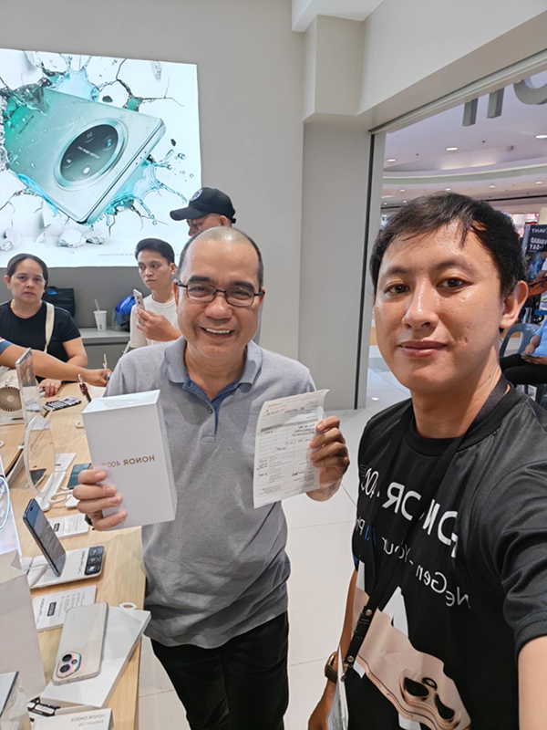 Tech Expert Art Samaniego is Customer 90 at SM City Sta. Rosa