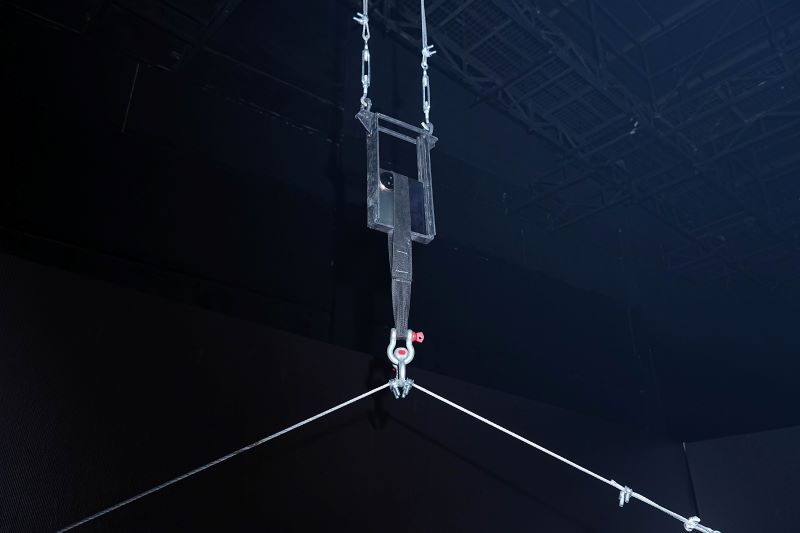 HONOR Magic V5 can carry a 3 seater sofa