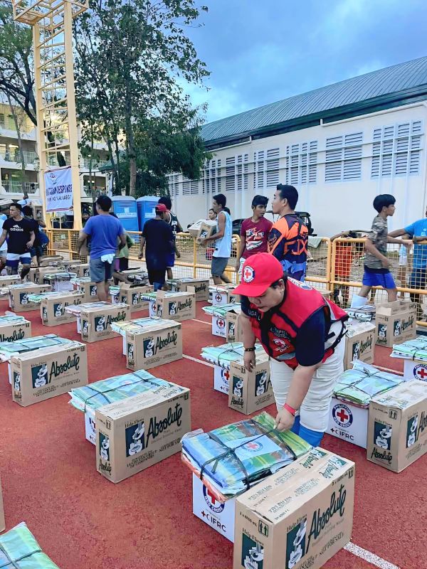 Asia Brewery and PNB Holdings Extend Aid to Flood Affected Families in Cebu 1 1