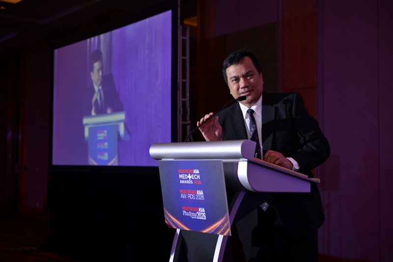Dr. Dennis Serrano delivering his acceptance speech