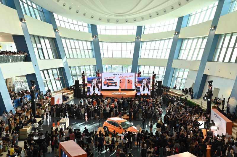 HONOR 600 Fever Takes Over Mall of Asia as Thousands of Fans Flock to First Day Sale Event Star studded HONOR 600 Series First Day Sale on May 30 04