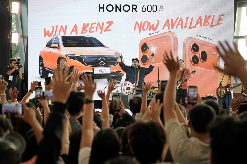 HONOR 600 Fever Takes Over Mall of Asia as Thousands of Fans Flock to First Day Sale Event Star studded HONOR 600 Series First Day Sale on May 30 05