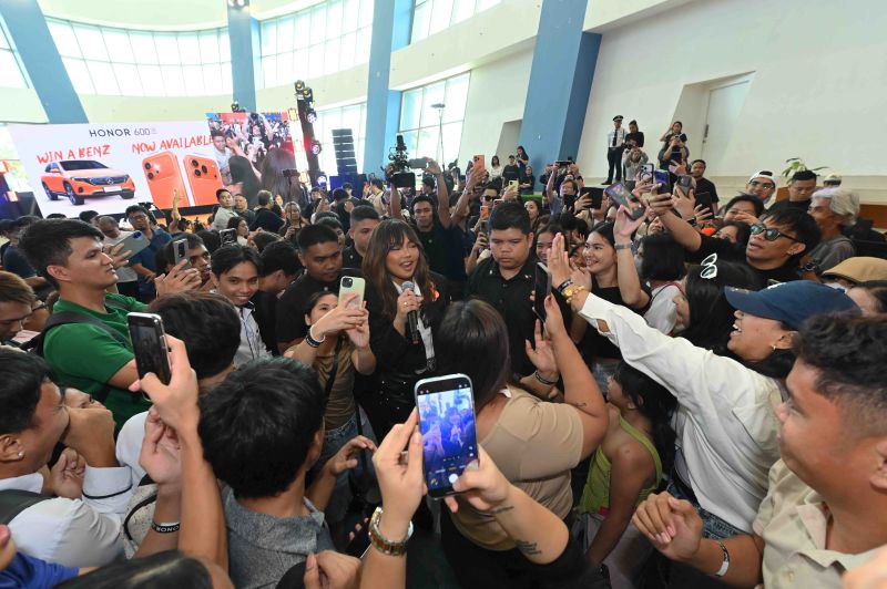 HONOR 600 Fever Takes Over Mall of Asia as Thousands of Fans Flock to First Day Sale Event Star studded HONOR 600 Series First Day Sale on May 30 10