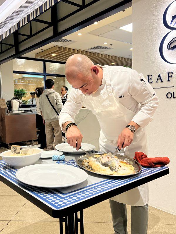 Seafood 8 by Olio's Celebrates Grand Opening at Gateway Mall 2 Chef Oli Ribbon Cutting rotated 1