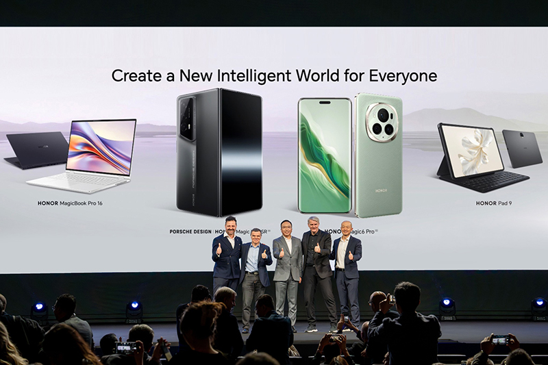 HONOR Debuts a New AI-empowered All-scenario Strategy at MWC 2024 HONOR Execs 1