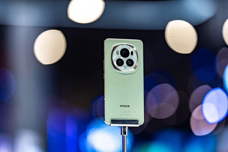 HONOR Debuts a New AI-empowered All-scenario Strategy at MWC 2024 HONOR Magic6 Pro