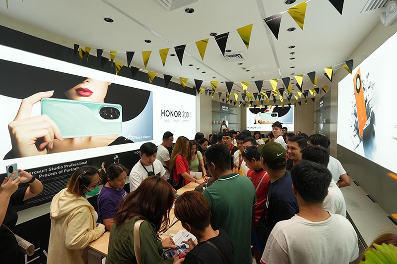 HONOR 200 Series is a Hit! Thousands Lined Up During First Day Sale HONOR 200 Craze in Market Market