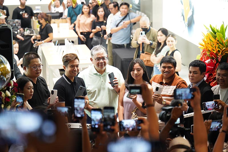 HONOR 200 Series is a Hit! Thousands Lined Up During First Day Sale HONOR Experience Store in Market Market is now official
