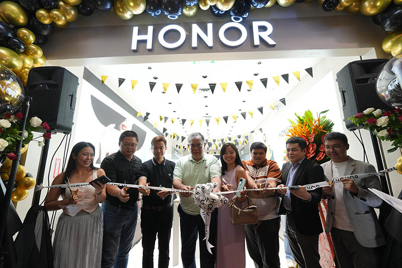 HONOR 200 Series is a Hit! Thousands Lined Up During First Day Sale HONOR Philippines Brand Marketing Manager Joepy Libo on Retail Sales Director Tom Yuan Vice President Stephen Cheng National Sales Head Blake Garcia PR Manager Pao Oga Market Market Marketing Asso