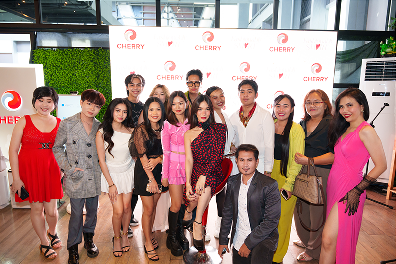 STRIKE A POSE WITH HEART MEET AND GREET FANS