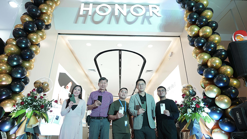 HONOR Opens Store in SM City Davao, Fans Flock Over New HONOR X7c L R HONOR Philippines Brand Marketing Manager Joepy Libo on WilTelcom General Manager Hector Lau SM City Davao Asst. Mall Manager Jezer Gutierrez HONOR Philippines Country Manager Sean Yuan and P