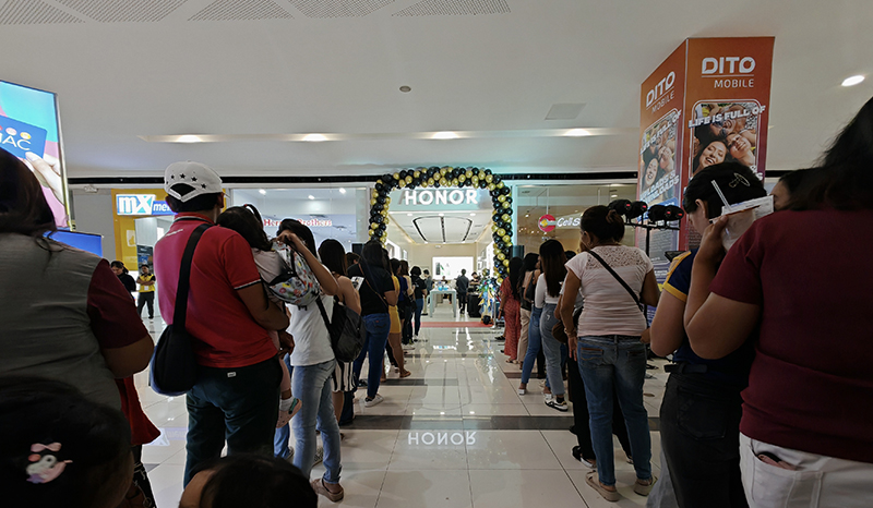 HONOR Opens Store in SM City Davao, Fans Flock Over New HONOR X7c Long lines for the HONOR X7c