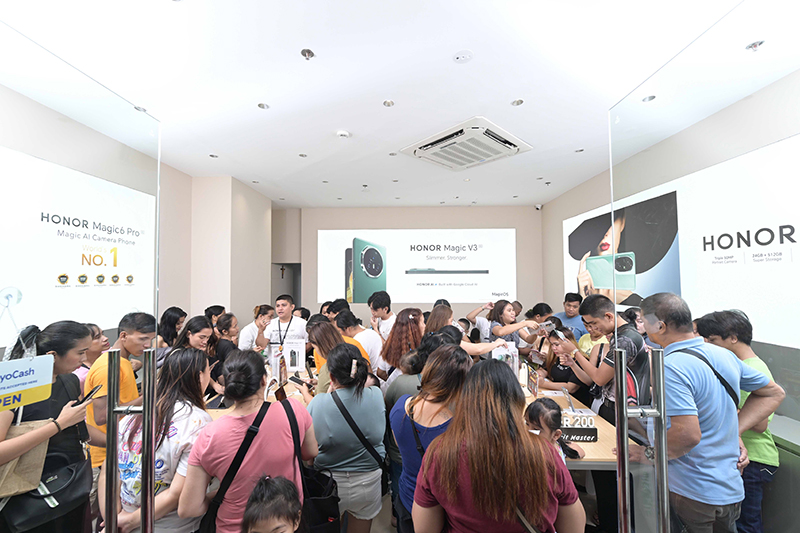 HONOR Opens New Experience Store in Fishermall Malabon, Announces Holideals HONOR fans flock at Fishermall Malabon