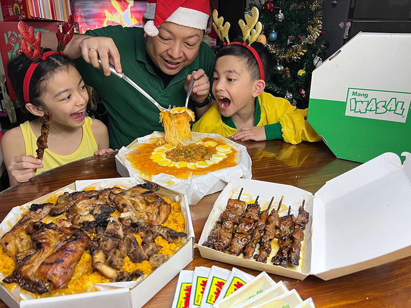 Celebrate a merry and stress-free Christmas with Mang Inasal’sready-to-serve party platters Mang Inasal Christmas 2024